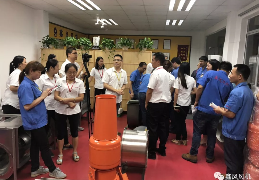 現(xiàn)場對產(chǎn)品進(jìn)行深入解說 現(xiàn)場對產(chǎn)品進(jìn)行深入解說